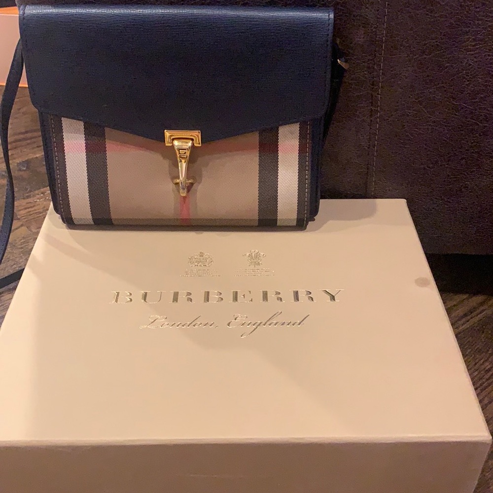 Used Burberry women’s bag, motivated to sell due to travel plans. 100% authentic
